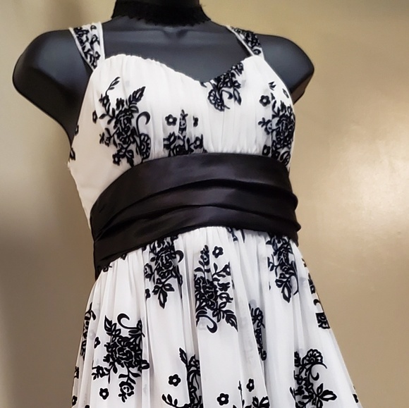 💖NWOT💖 Trixie B&W Junior Dress - Picture 8 of 8